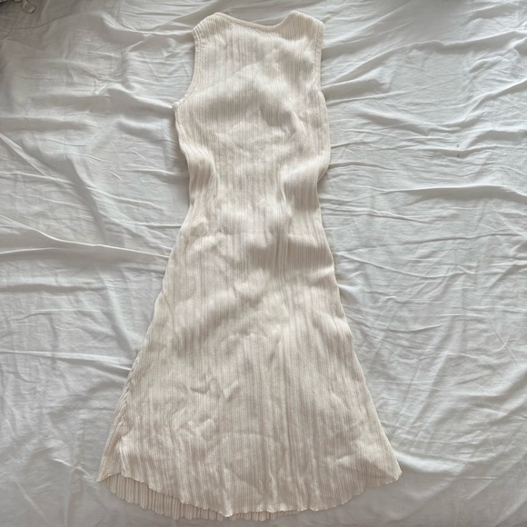 Elegant Sleeveless Dress - Picture 2 of 4